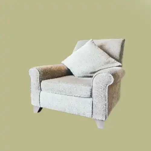 Butaca tapizada en lino. Con patas de madera y cojin decorativo.