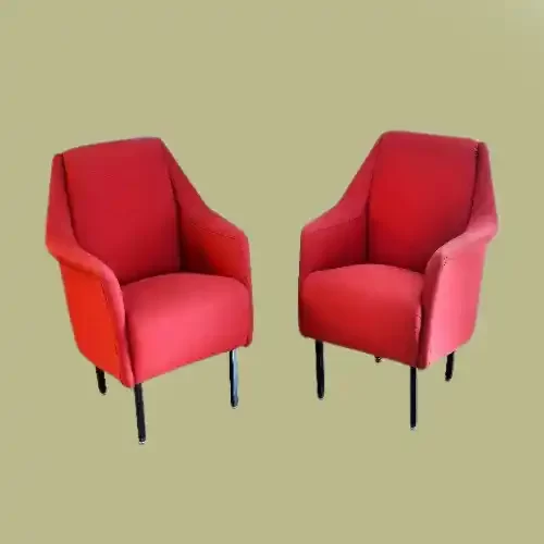 juego de 2 butacas tapizadas en flexi vinil. Con patas de madera.